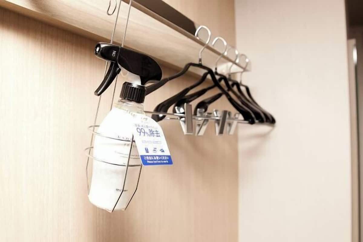 Badezimmerausstattung | Duschwanne, Komfortbadewanne, kostenlose Toilettenartikel, Haartrockner