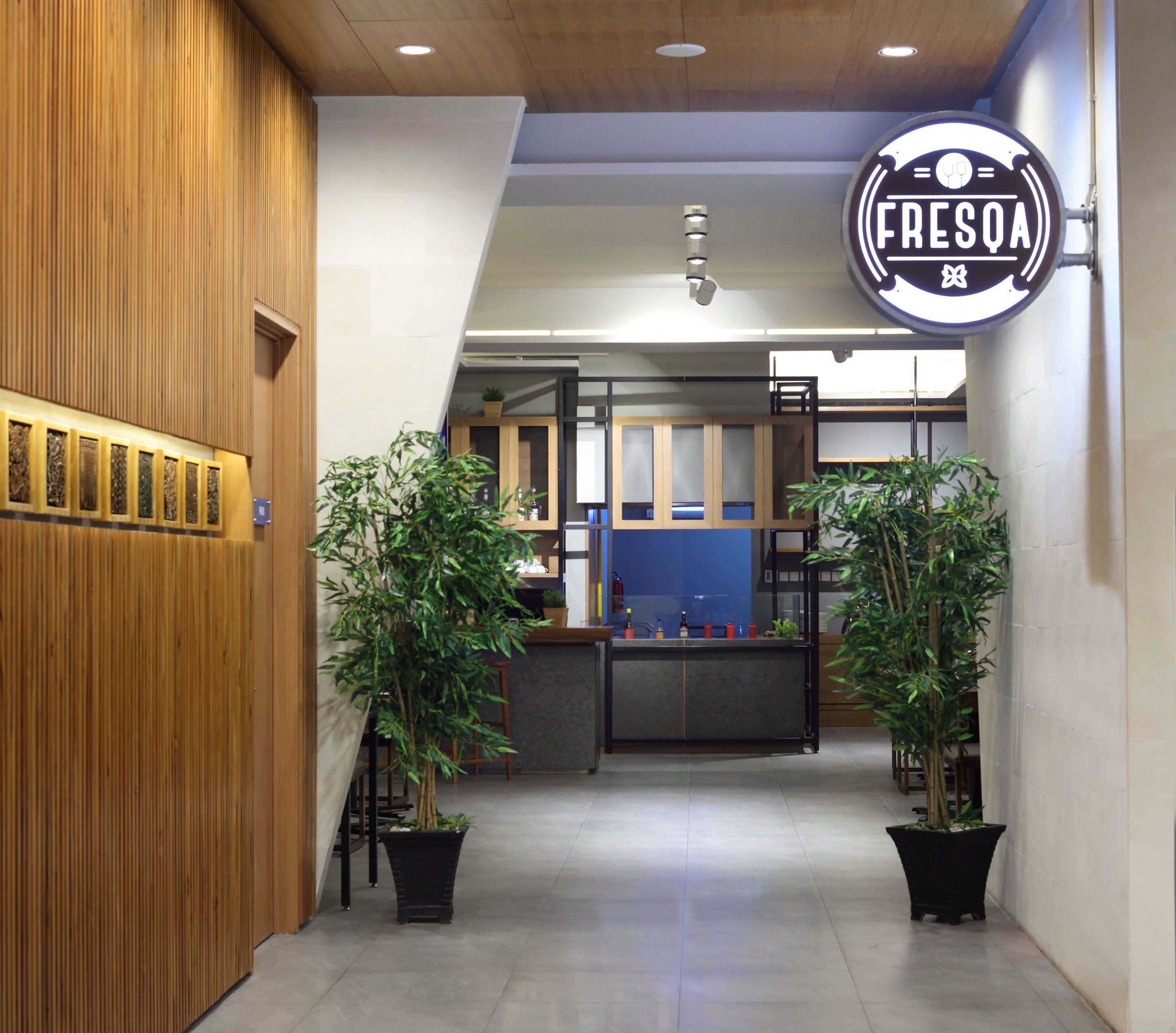 breakfast, lunch, dinner served; international cuisine