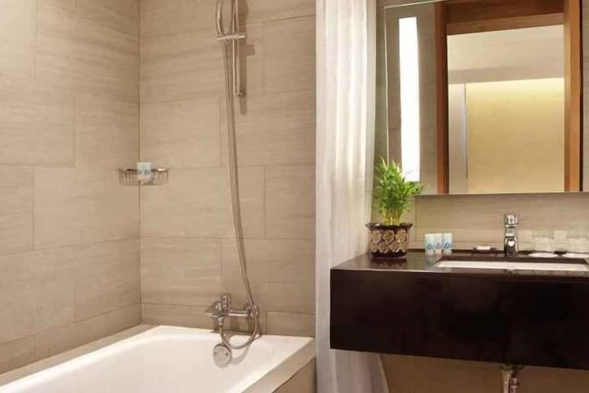 Baño | Regadera, amenidades de baño gratuitas, pantuflas, toallas 