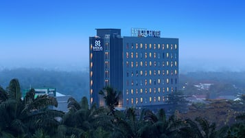 Front of property โ evening/night