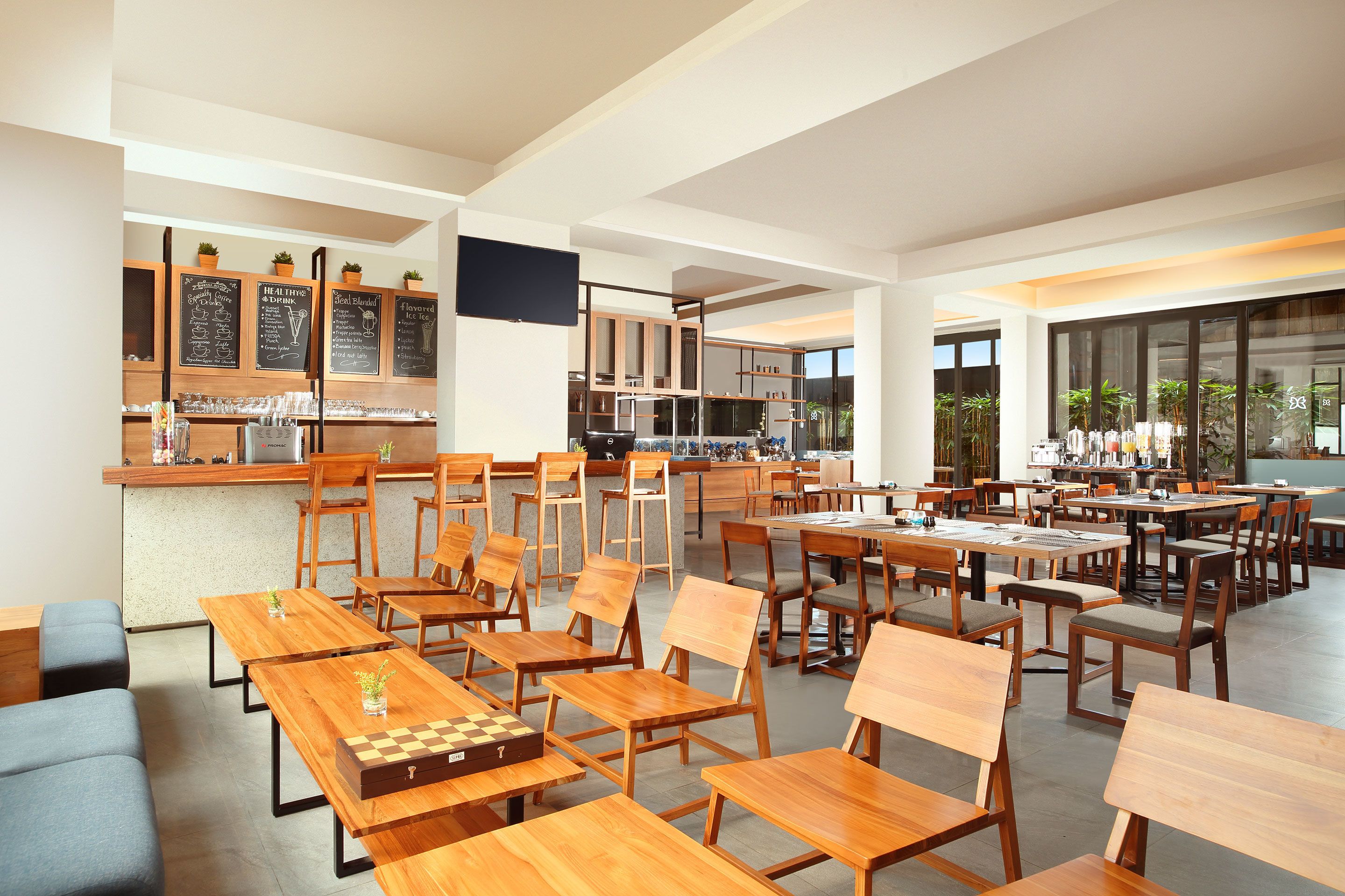 Breakfast, lunch, dinner served; international cuisine 