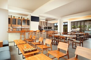 朝食、ランチ、ディナーに営業 (多国籍料理)