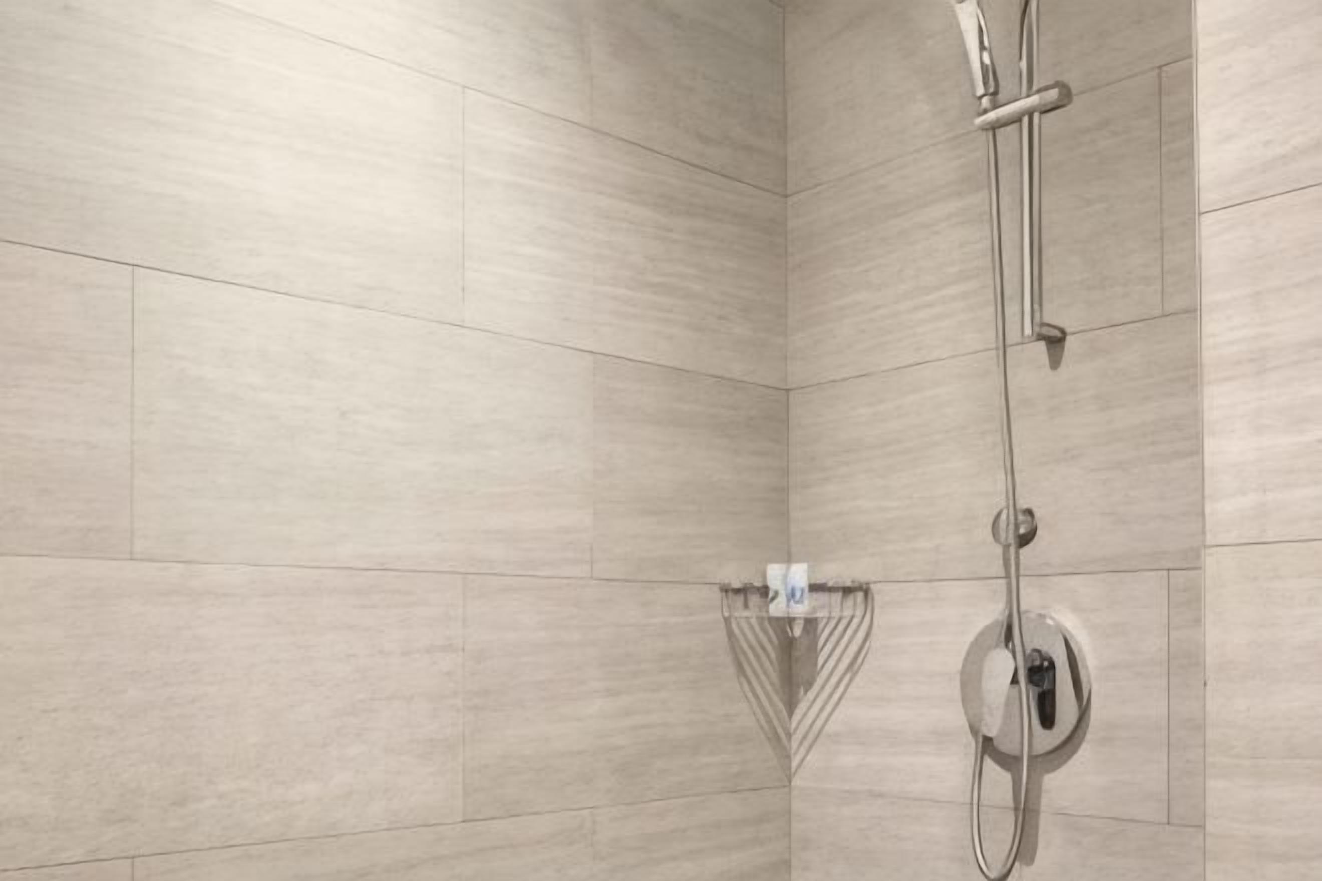 Dusche, kostenlose Toilettenartikel, Hausschuhe, Handtücher