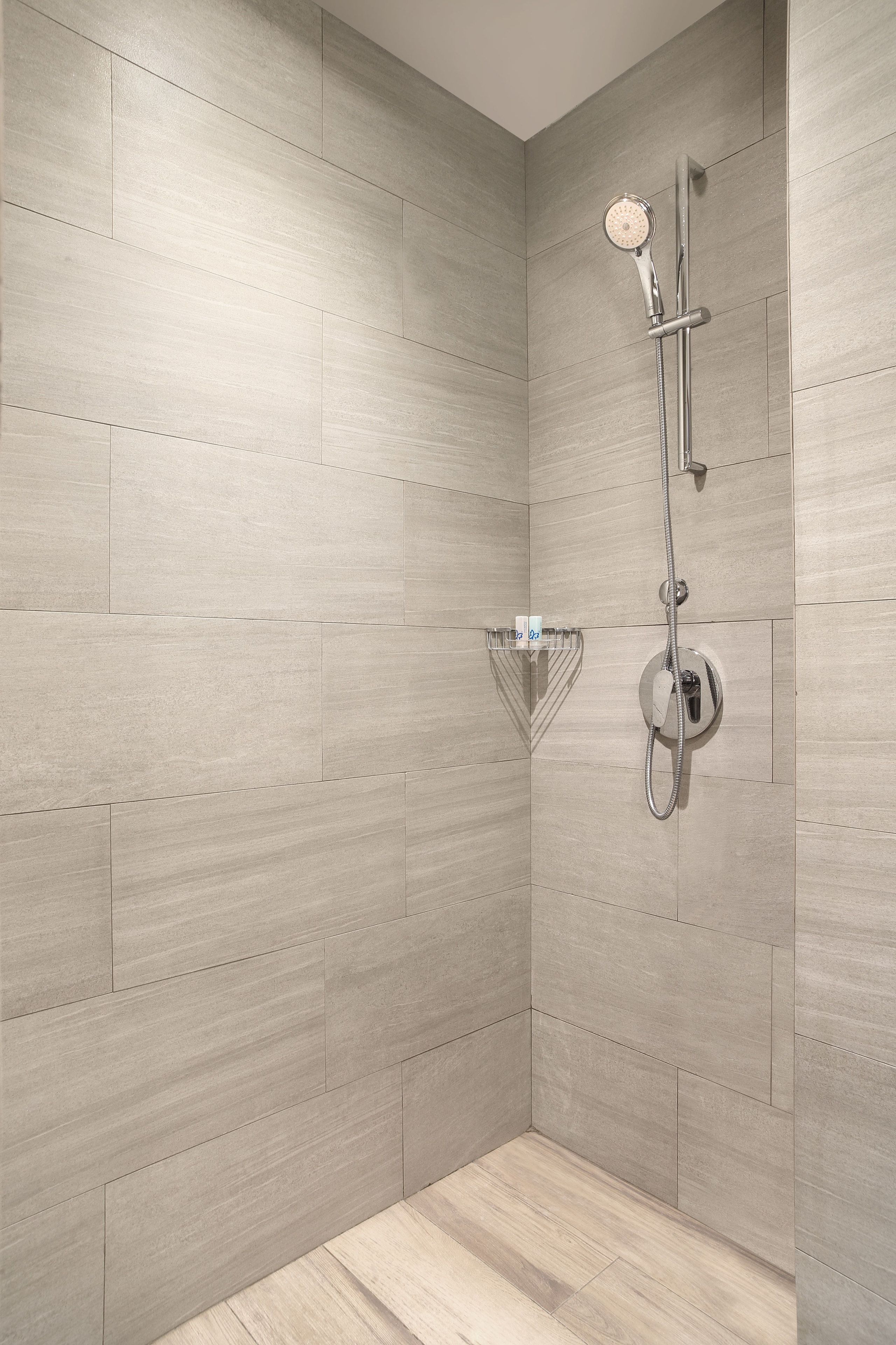 superior double room | bathroom shower