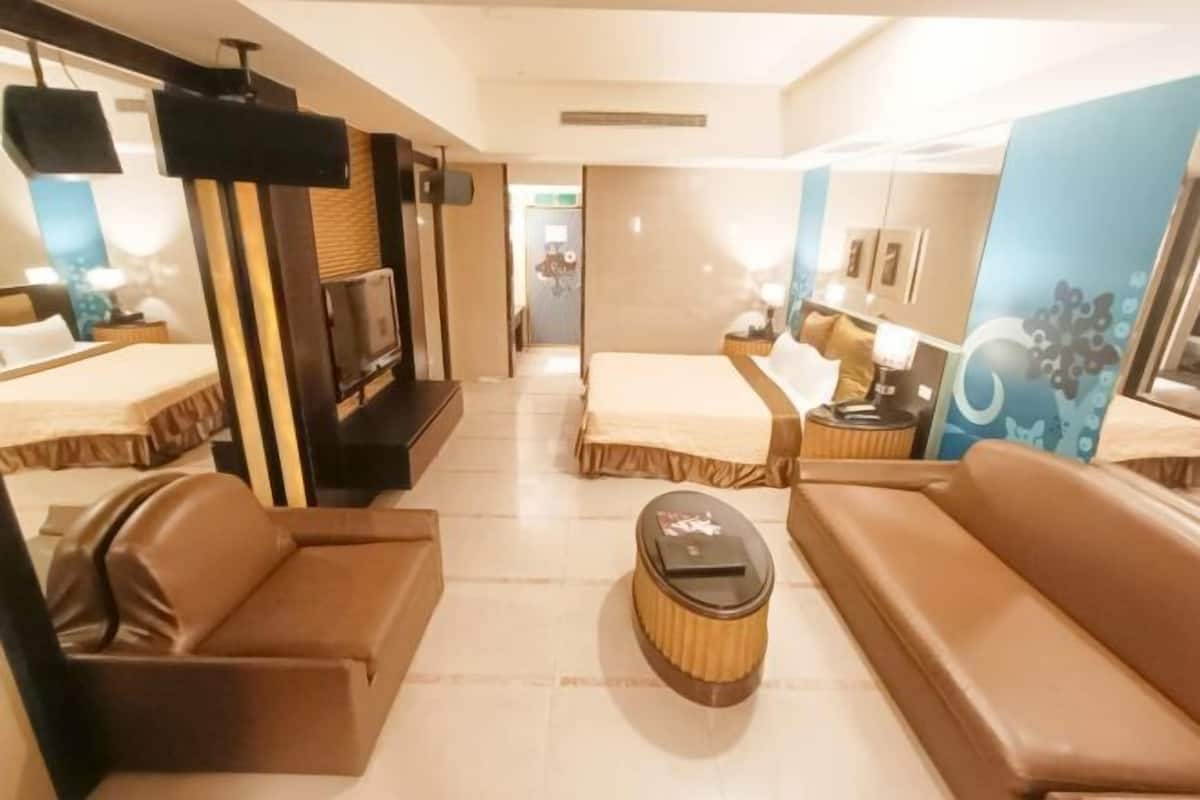 Premium bedding, minibar, free WiFi, bed sheets