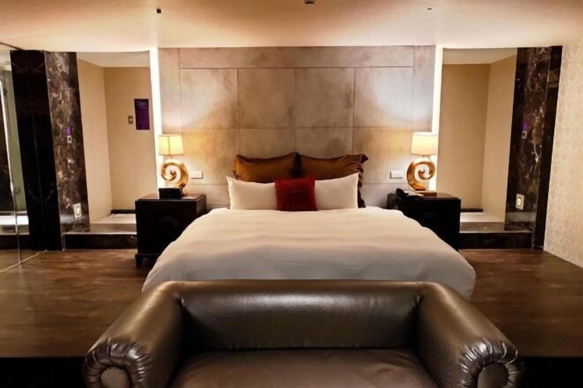 Premium bedding, minibar, WiFi (free), bed sheets