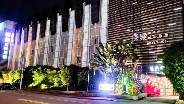Un edificio moderno con el letrero de un motel.
