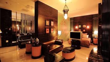 Premium bedding, minibar, free WiFi, bed sheets