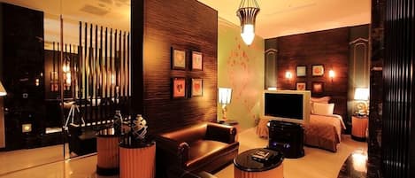 Premium bedding, minibar, free WiFi, bed sheets