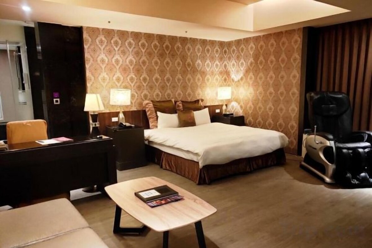 Premium bedding, minibar, WiFi (free), bed sheets
