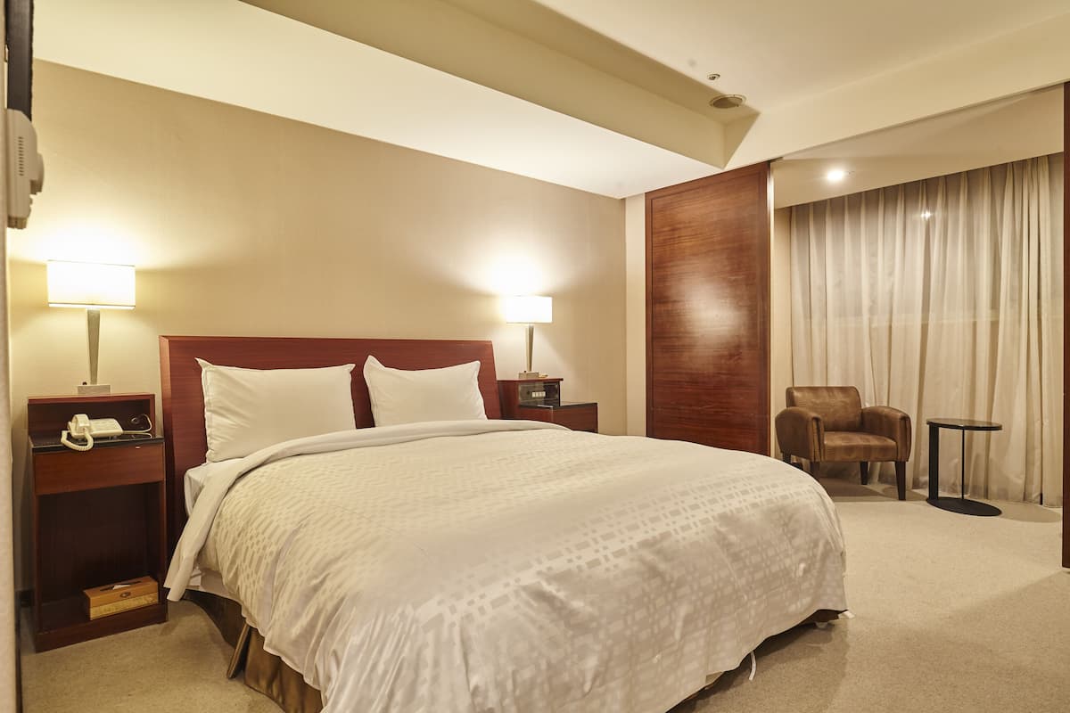 Premium bedding, down duvets, pillow-top beds, desk