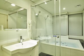水療按摩蓮蓬頭、免費盥洗用品、吹風機、拖鞋
