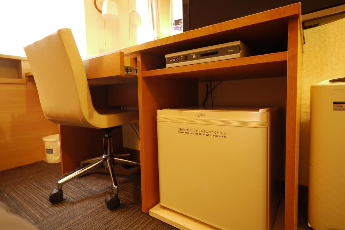 Meja kerja, Wi-Fi gratis, dan seprai linen