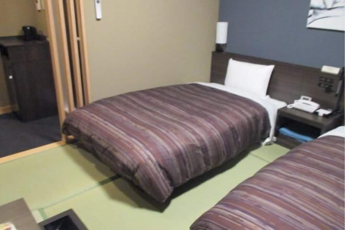 Meja kerja, Wi-Fi gratis, dan seprai linen