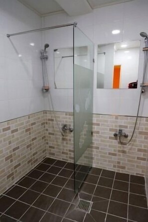 Shower, free toiletries, hair dryer, towels - SunCheon Guest House ChuChun - Hostel (Suncheon)