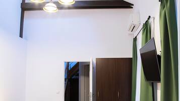 Perhesviitti, kylpyhuone makuuhuoneen yhteydessä, näköala pihalle | Tallelokero huoneessa, ilmainen Wi-Fi, vuodevaatteet