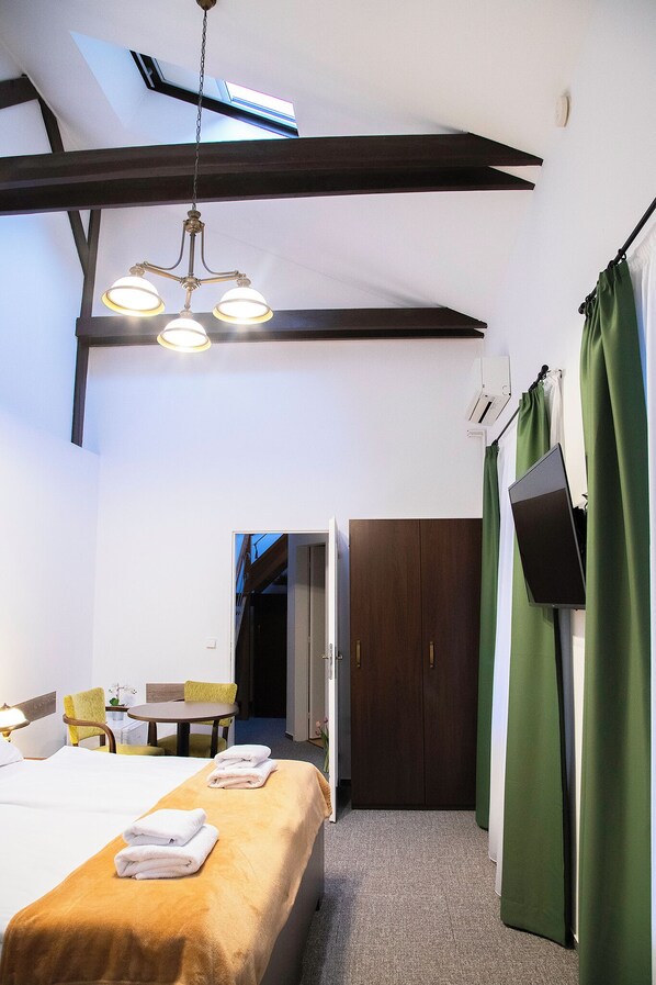 Family Suite, Ensuite, Courtyard View | In-room safe, free WiFi, bed sheets