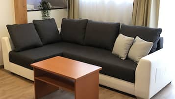 Maisonette with Terrace A | Área de sala de estar | Televisión de pantalla plana
