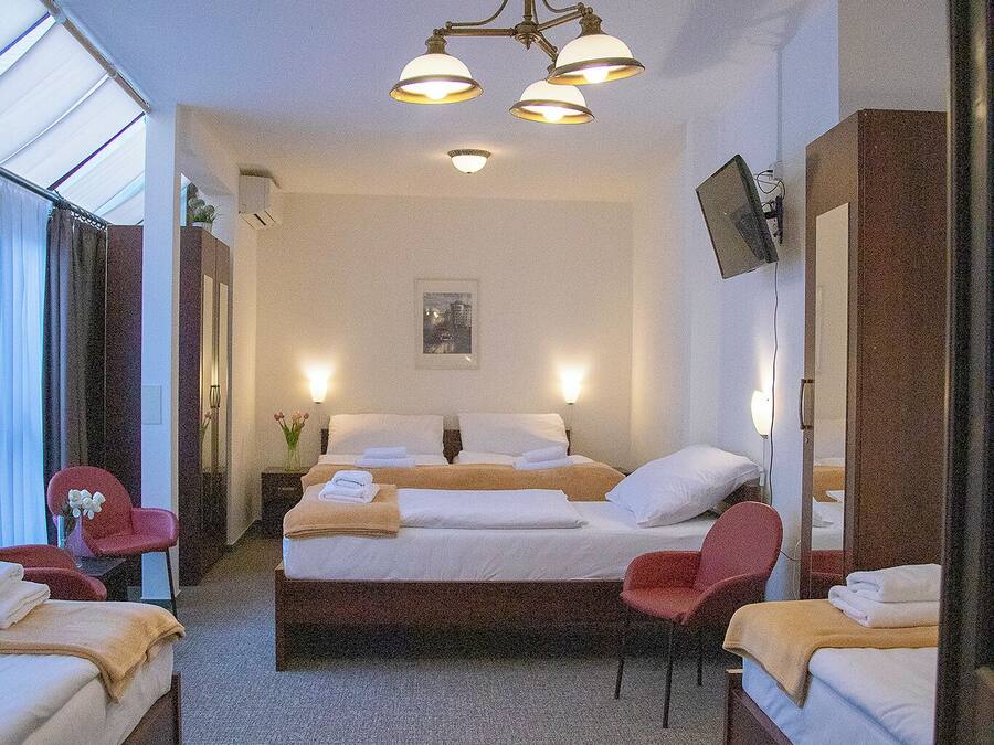 Classic Room, Ensuite, Courtyard View | In-room safe, free WiFi, bed sheets