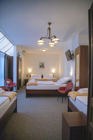 Classic Room, Ensuite, Courtyard View | In-room safe, free WiFi, bed sheets