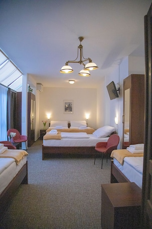 Quarto clássico, suíte, vista para o pátio | Cofres nos quartos, Wi-Fi de cortesia, roupa de cama. Old Prague House