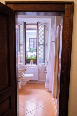 Basic Quadruple Room, Ensuite | Bathroom - Old Prague House (Prague)