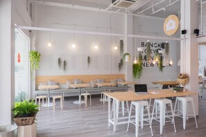Reception - Movylodge Hostel (Bangkok)