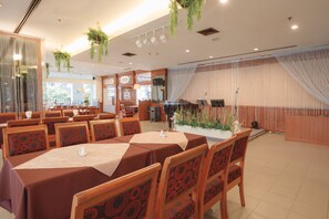 2 restaurants, breakfast, lunch, dinner served; Thai cuisine