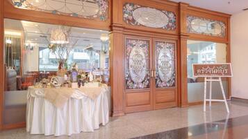 2 ๊ฐ์ ๋ ์คํ ๋, ์์นจ ์์ฌ, ์ ์ฌ ์์ฌ, ์ ๋
์์ฌ ์ ๊ณต(ํ๊ตญ ์๋ฆฌ)