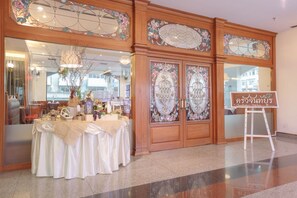 2 restaurants, breakfast, lunch, dinner served; Thai cuisine