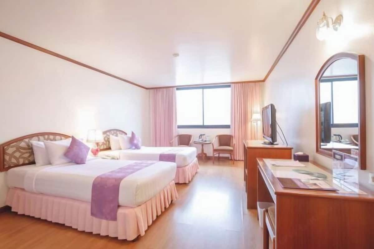 In-room safe, desk, WiFi (free)