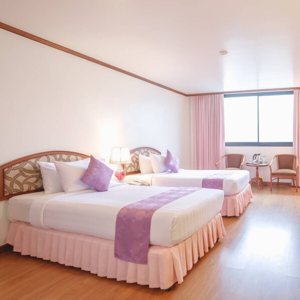 Deluxe Twin Room | In-room safe, desk, free WiFi