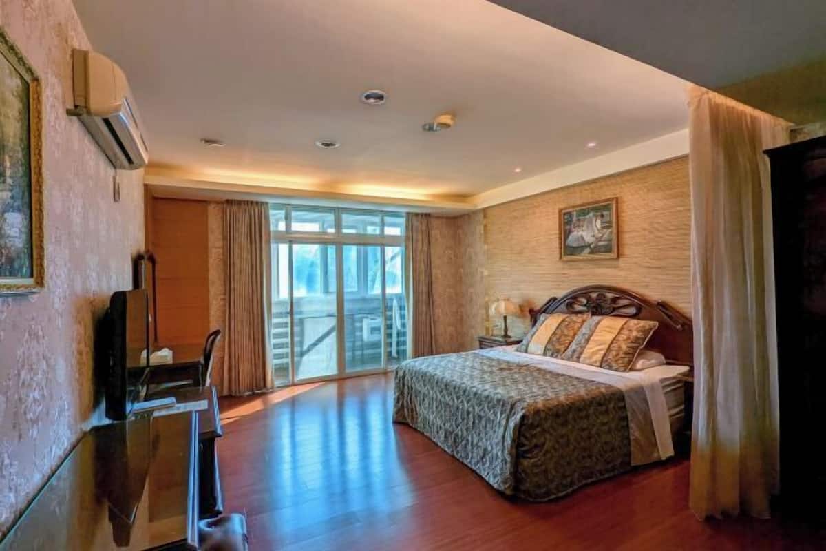 Blackout curtains, soundproofing, free WiFi, bed sheets