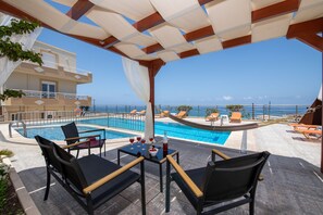 Outdoor pool, pool umbrellas, pool loungers - Sunrise Studios & Apartments (Rethymno)
