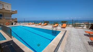 屋外プール、プール パラソル、サンラウンジャー