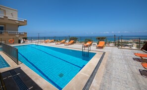 室外泳池；泳池傘、躺椅