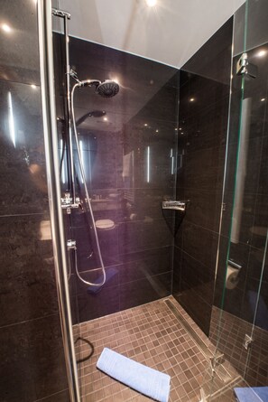 Double Room, Balcony | Bathroom | Shower, free toiletries, hair dryer, towels - Hotel am Yachthafen (Konstanz)