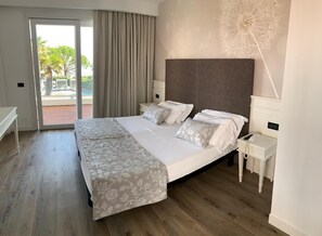 Bàn, phòng cách âm, truy cập Internet không dây miễn phí 