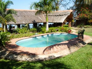 Outdoor pool, pool loungers - Nkhudzi Beach Lodge (Mangochi)