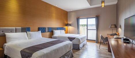 Habitación de hotel con dos camas, un panel decorativo de madera, un ventanal con cortinas, un escritorio con televisor y una lámpara.