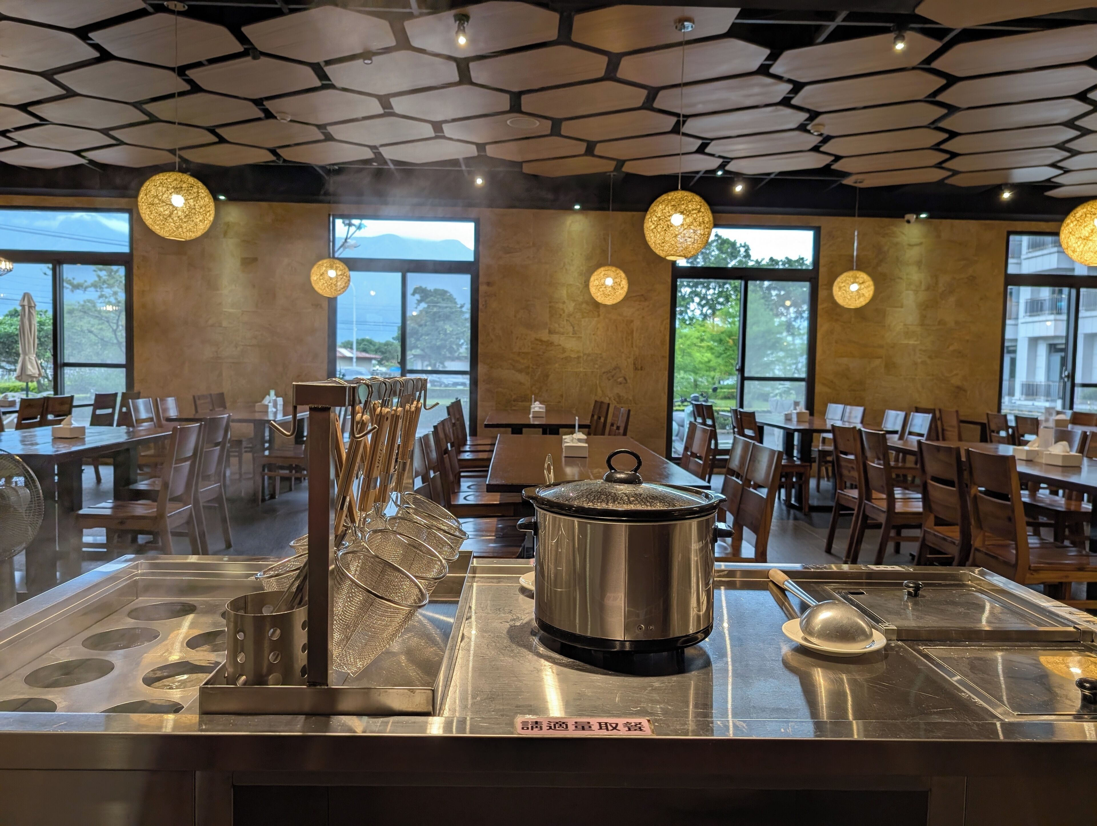 daily self-service breakfast (twd 385 per person)