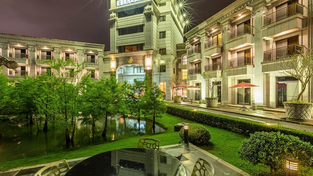 A hotel with a courtyard, a pond, and a well-lit building facade. - Hualien Toong Mao Resort (Ji'an)