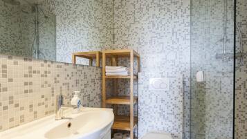 Basic Studio, 1 Double Bed, Non Smoking | Bathroom | Shower, rainfall showerhead, hair dryer, towels