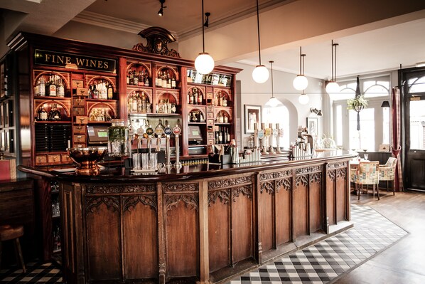 Bar (on property) - The Queen's Head (Kingston Upon Thames)