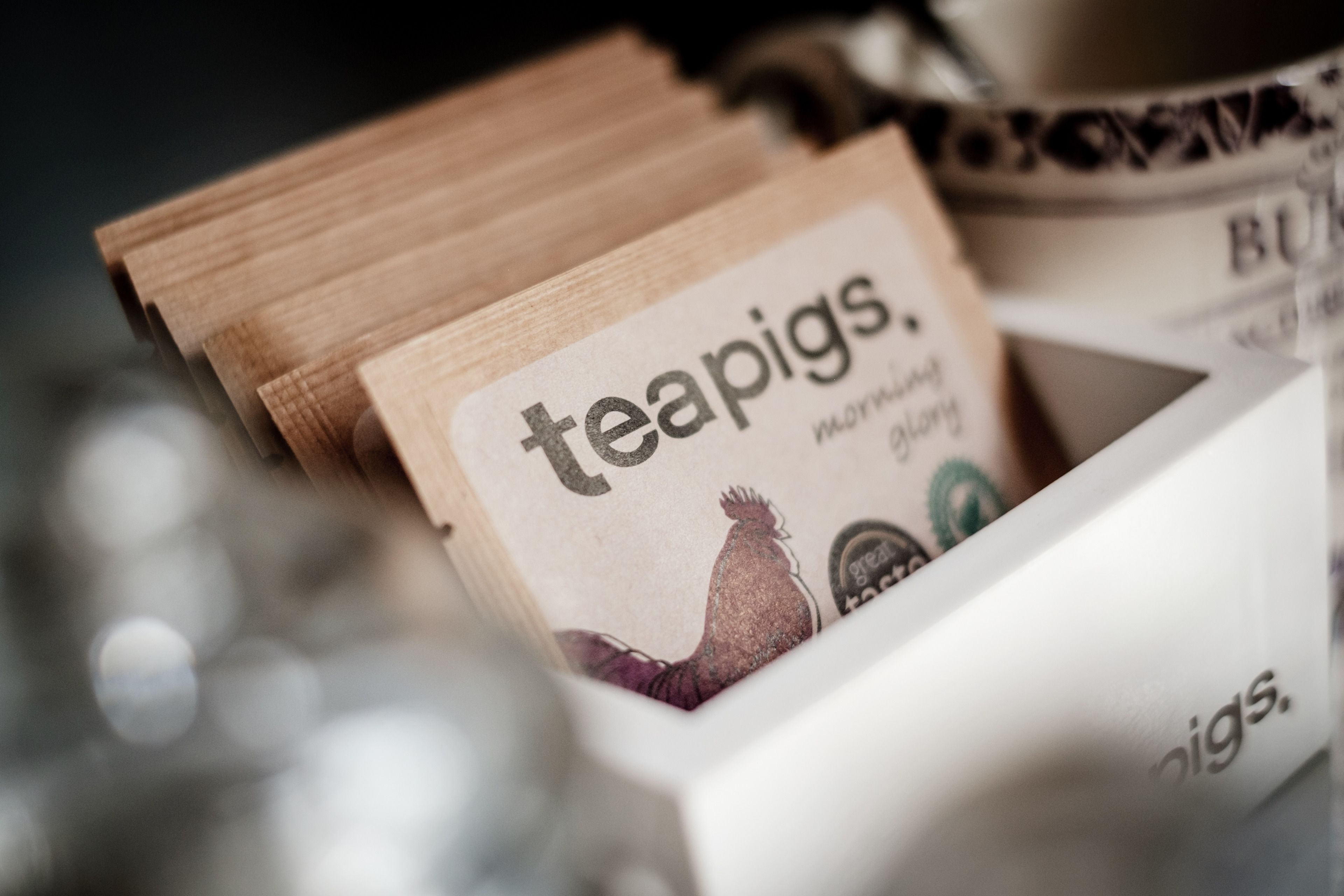 Una caja de bolsitas de té con etiqueta 'teapigs' y un diseño de gallo.