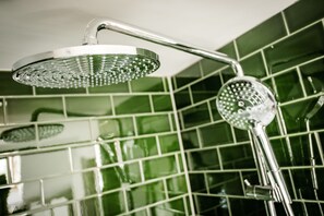 Dusche, Regendusche, kostenlose Toilettenartikel, Haartrockner