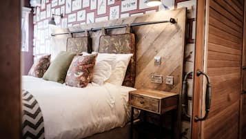 Ropa de cama de alta calidad y caja de seguridad en la habitación