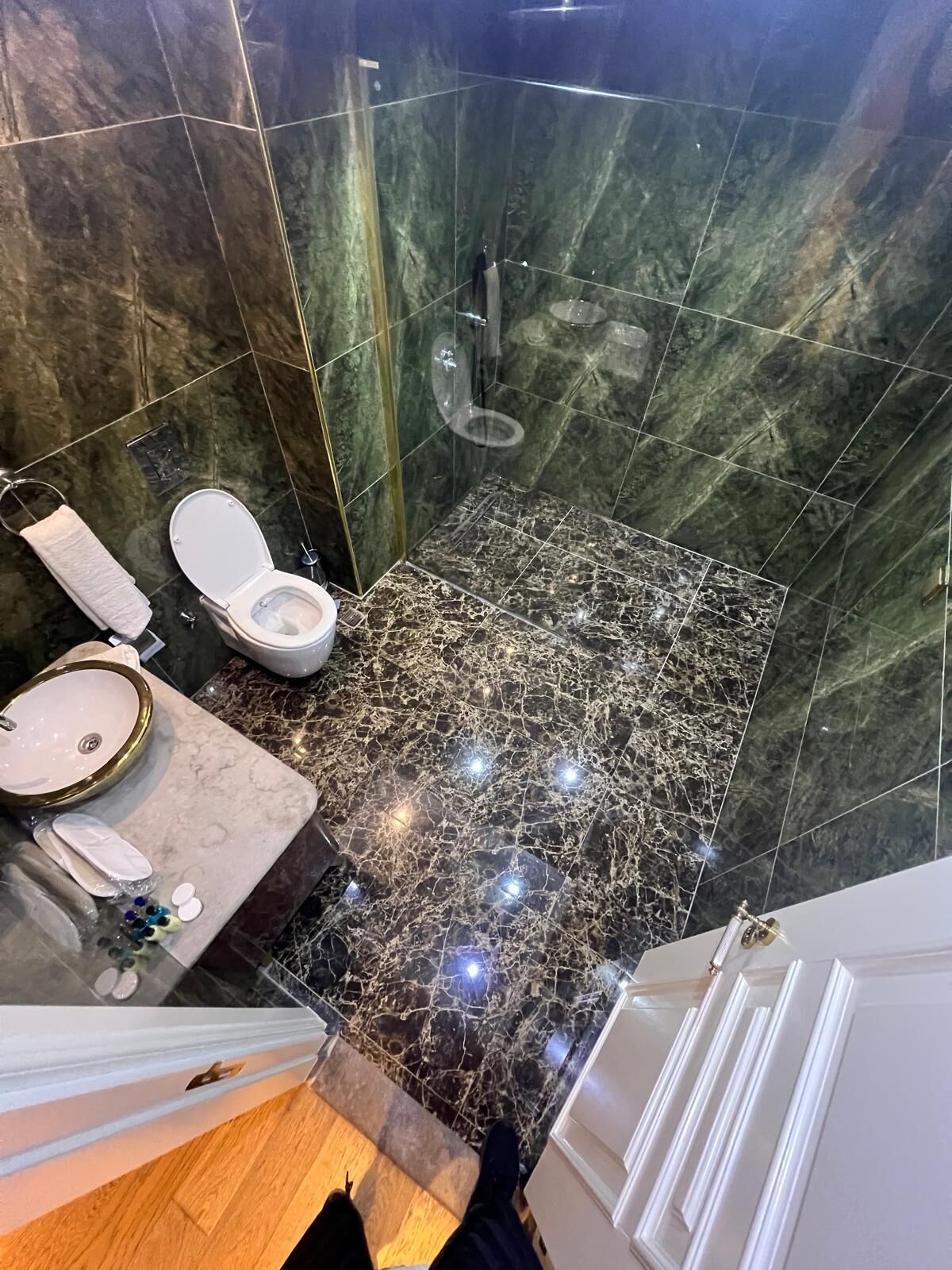 standard room, 1 king bed | in-room safe, soundproofing, iron/ironing board, free wifi