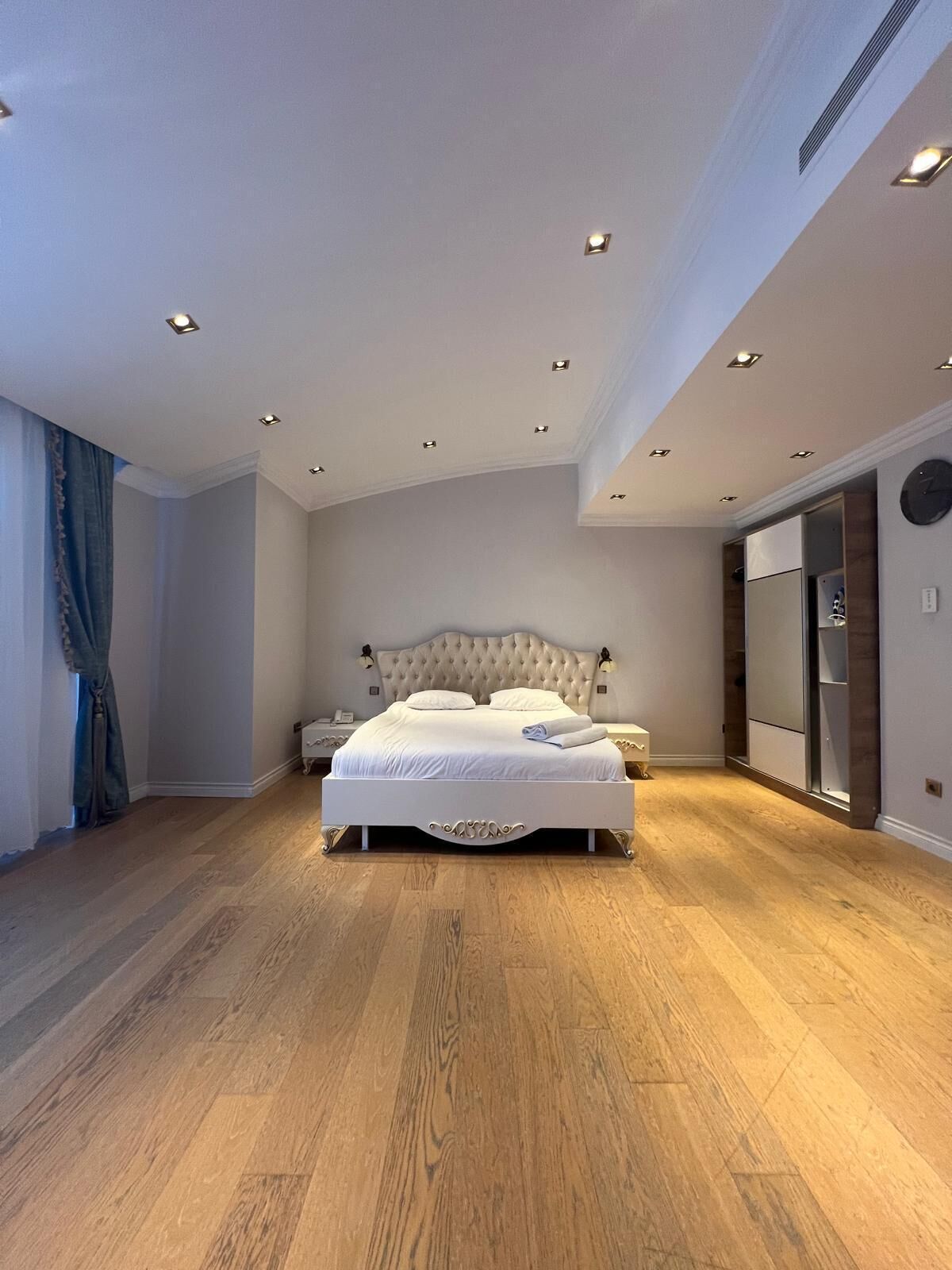 standard room, 1 king bed | in-room safe, soundproofing, iron/ironing board, free wifi