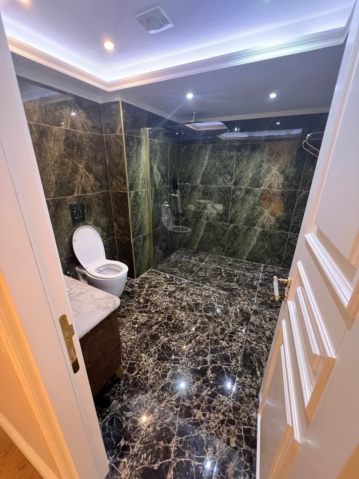 standard room, 1 king bed | in-room safe, soundproofing, iron/ironing board, free wifi